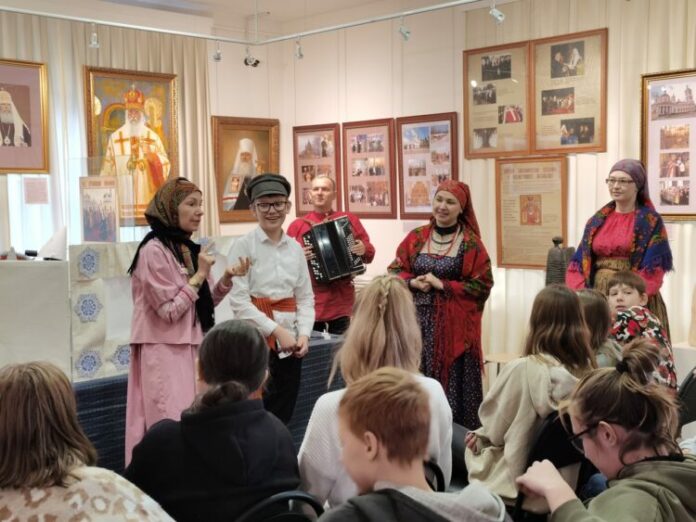 В Подольске прошла святочная программа для школьников и их родителей «Зима за морозы, а...