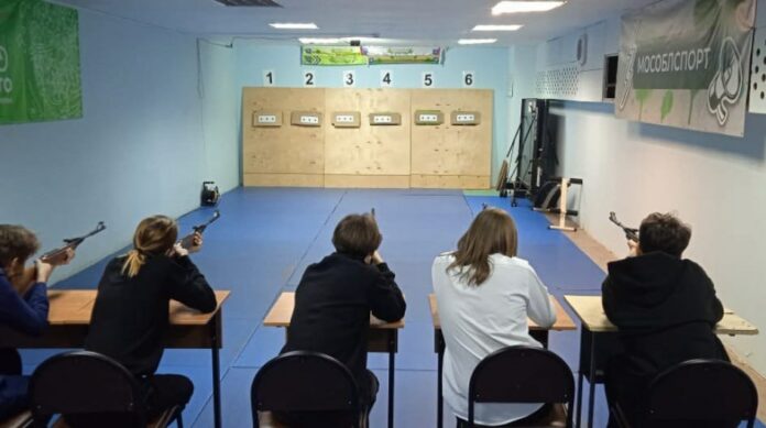В спортивном клубе «Цезарь» в посёлке Дубровицы прошли контрольные стрельбы из пневматической винтовки