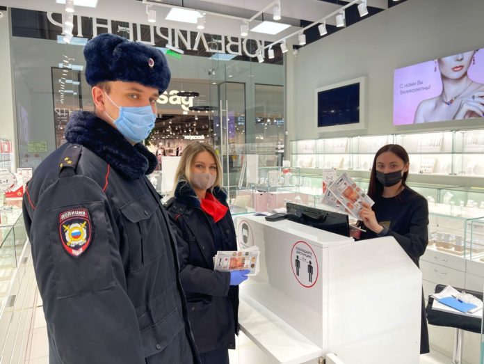 Полицейские совместно с общественниками провели профилактическую акцию «Осторожно, фальшивка!» в Подольске