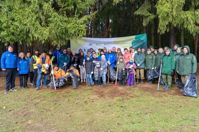 В мкр. Кутузовский прошла экологическая акция «Чистый лес — чистая страна»