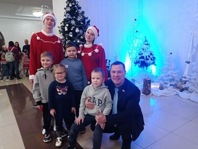 Депутат Совета депутатов принял участие в проведении Новогодней социальной Ёлки-2024