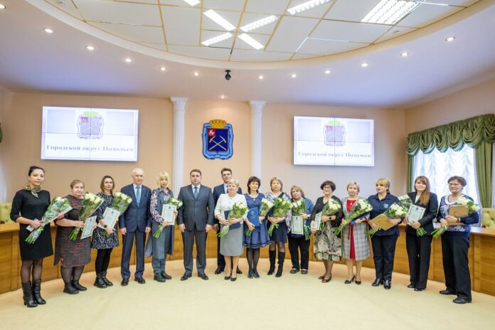 Глава муниципалитета Дмитрий Жариков поздравил с профессиональным праздником сотрудников архивов