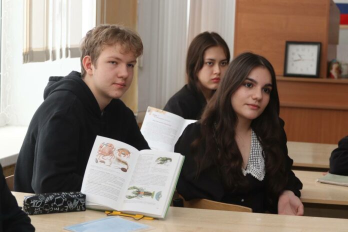 В Подмосковье молодогвардейцы продолжают реализацию проекта «Питайся знаниями»