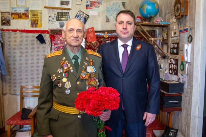 Поздравления с наступающим 9 Мая принимал ветеран Великой Отечественной войны Николай Иванович Герасимов.