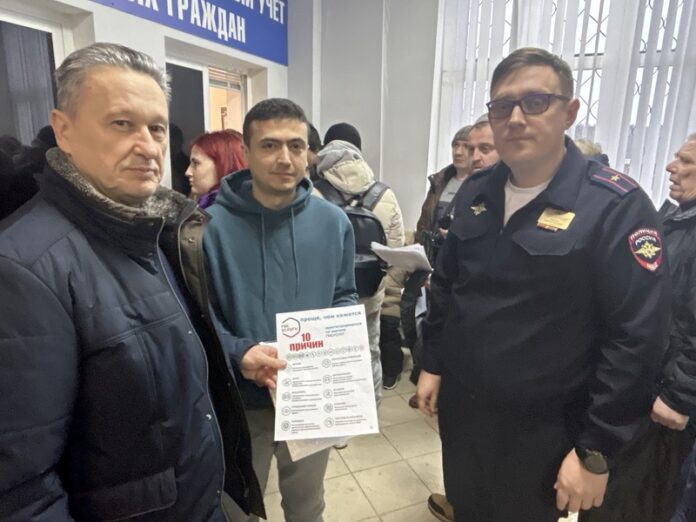 В Подольске председатель Общественного совета при УМВД проверил работу Отдела по вопросам миграции