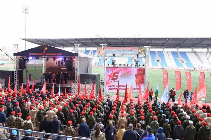 Военно-патриотическая игра прошла в Подольске. Участники собирали автоматы и проходили полосу препятствий