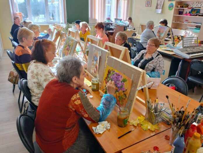 Депутат Горсовета принял участие в занятии по изобразительному искусству вместе с активистами программы «Активное...