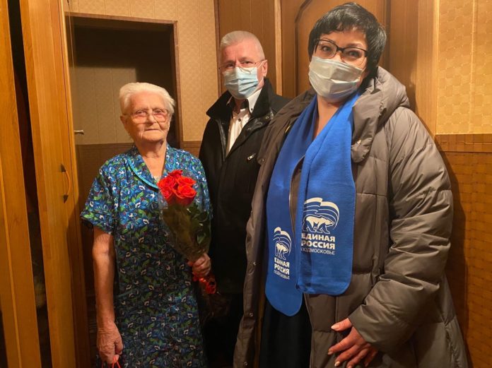 В Городском округе Подольск Депутаты поздравили жительницу с днем рождения