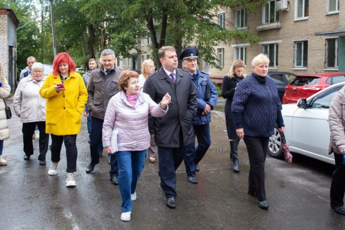 Двор дома 1 по Октябрьскому проспекту осмотрел глава Подольска