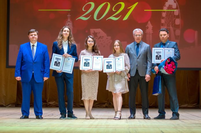 Николай Пестов и Вячеслав Фетисов торжественно поздравили лауреатов премии имени Александра Яковлевича Шамарова