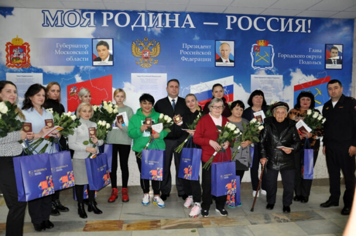 Вручение паспортов жителям ЛНР и ДНР