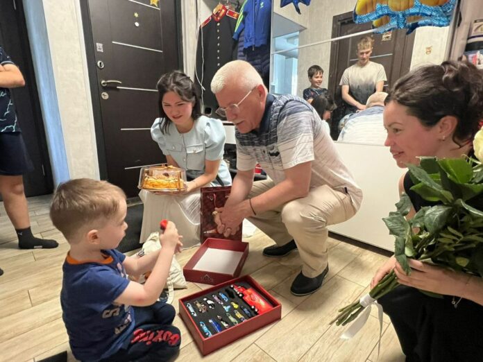 Партийцы поздравили с днем рождения сына участника СВО из горокруга Подольск