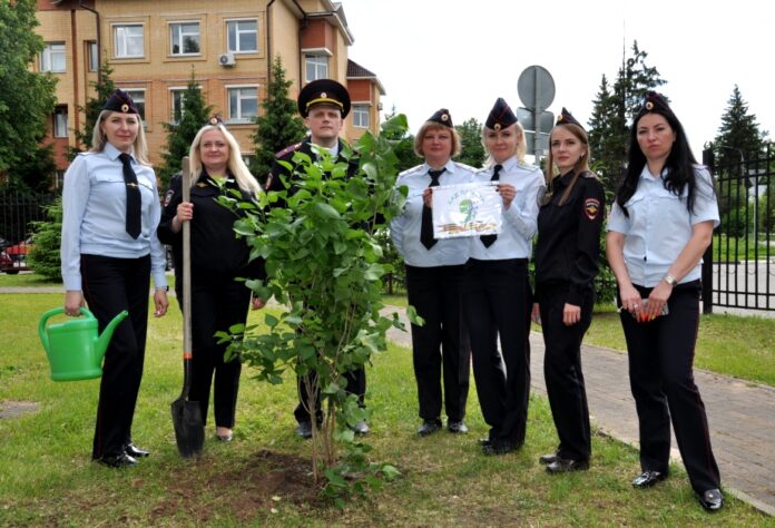 В Подольске полицейские приняли участие в акции «Сад памяти»