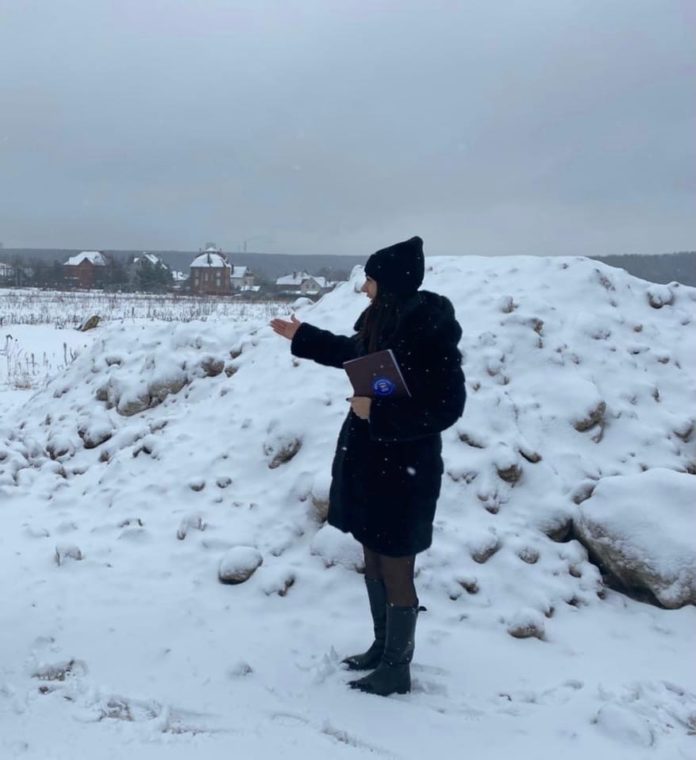 Несанкционированные навалы снега выявлены на поле у деревни Сергеевка