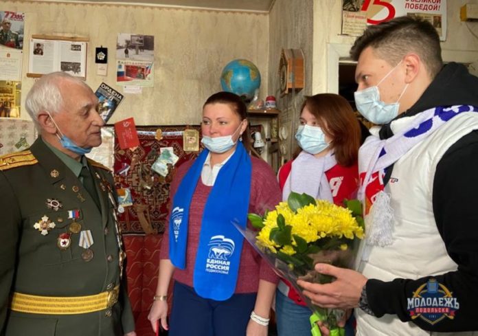 Представители организации «Молодая гвардия Единой России» Большого Подольска поздравили ветеранов с Днем защитника Отечества