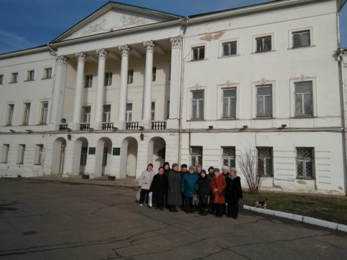 Пожилым подольчанам организовали экскурсию по усадьбе «Ивановское»