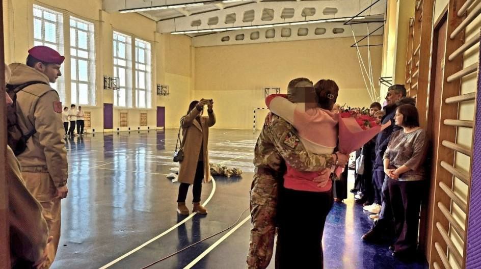 В Подольске организовали трогательную встречу бойца СВО с женой-учительницей