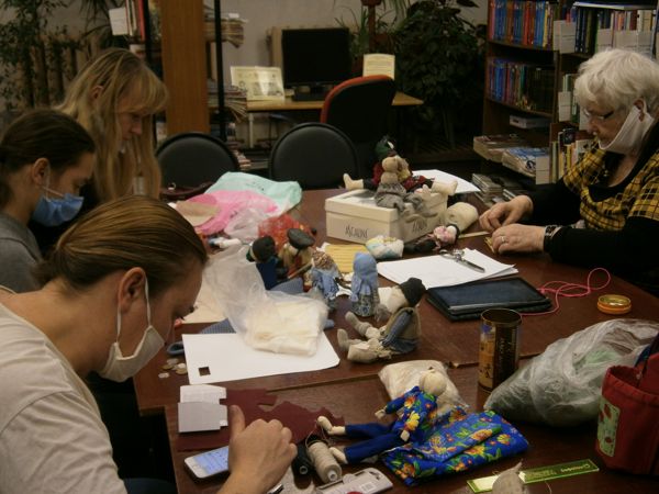 В библиотеке № 3 состоялся мастер-класс «Тряпичная кукла»
