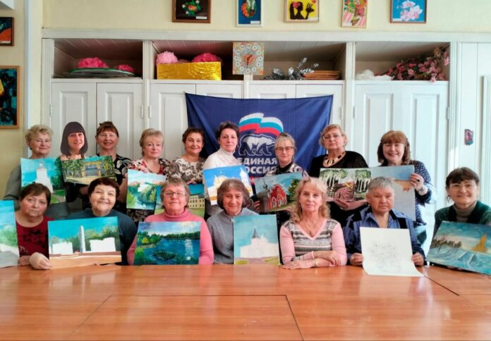 Состав изостудии «Гармония» дружно собрался поздравить друг друга с 8 марта и порисовать