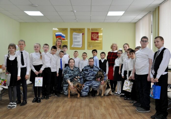 В Подольске полицейские провели акцию «Знакомство с кинологами» для школьников