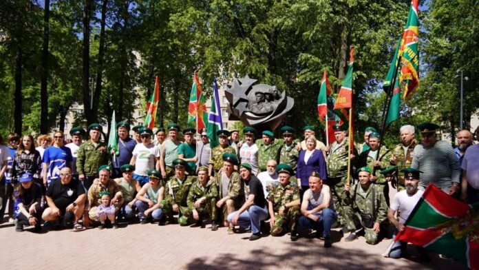 В День пограничника партийцы Подольска возложили цветы к памятнику воинам-интернационалистам