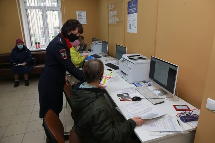 Автоинспекторы информируют горожан о неукоснительном соблюдении Правил дорожного движения