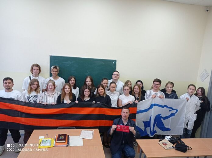 Депутат Михаил Жученко провёл патриотический урок «Награды Великой Победы» со студентами подольского колледжа «Знание»
