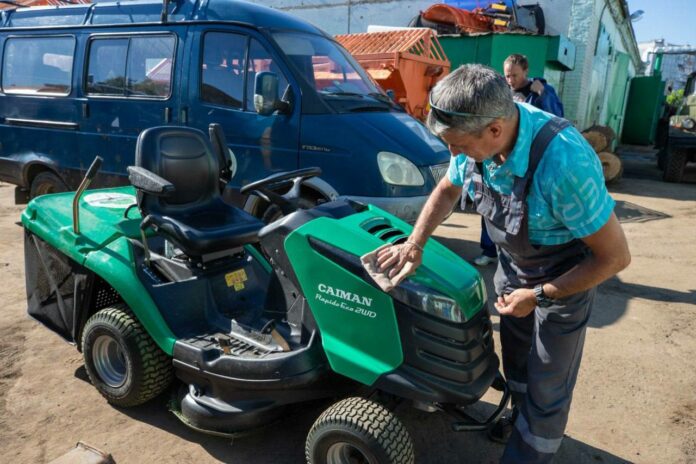 Дмитрий Жариков контролирует содержание территории округа