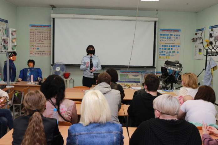 Студентам подольской автошколы узнали о невидимых угрозах на дороге