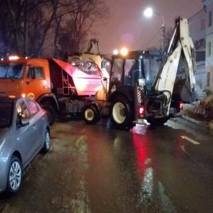 Припаркованные вдоль дорог автомобили сильно мешают уборке снега