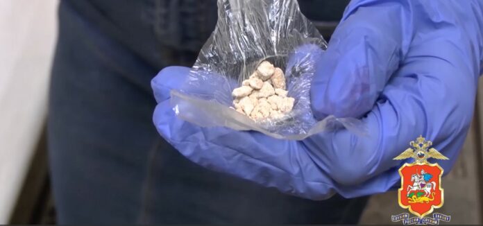 В Подольске полицейские задержали мужчину, подозреваемого в незаконном сбыте более 100 свертков с наркотиками
