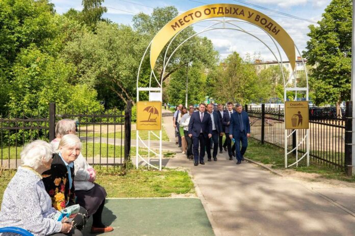 Секретарь местного отделения ВПП «Единая Россия» Дмитрий Жариков проверил готовность водоема Южный к отдыху...