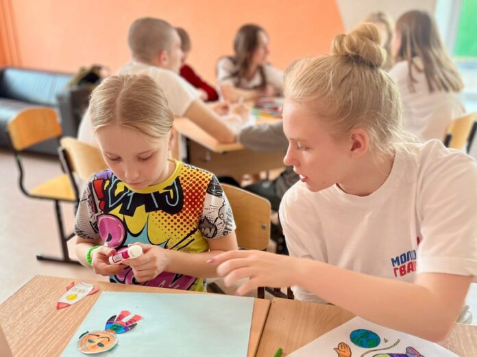 Подольские молодогвардейцы провели мастер — класс «Я и космос» для детей, проживающих в школе-интернате...