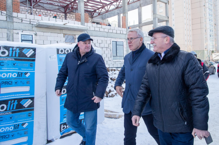 В Подольске Вячеслав Фетисов посетил пункт вакцинации и на стройплощадке новой школы в Кузнечиках