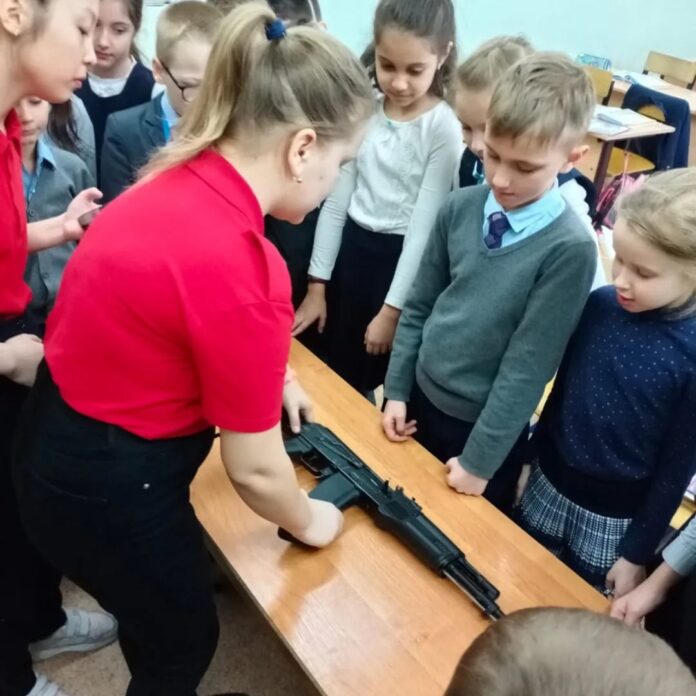 Школьников с юнармейским движением ознакомили в Подольске юнармейцы отряда «Бригантина»