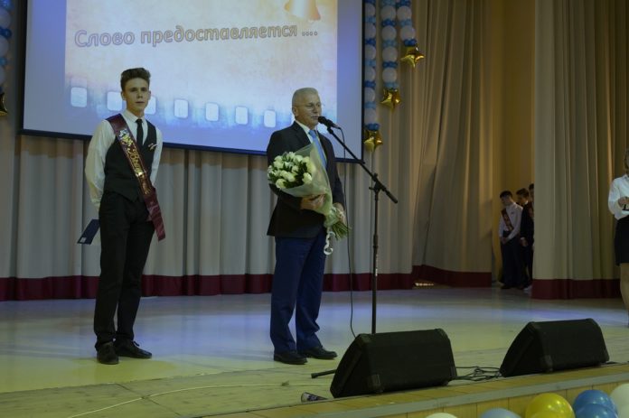 Депутат Мособлдумы Павел Максимович поздравил выпускников с выпуском из школы
