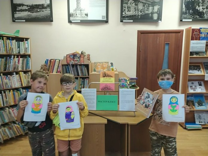 В библиотеке № 25 состоялся мастер-класс «Царство матрёшек»