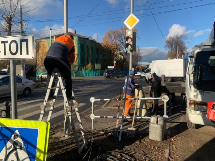 Специалисты ГБУ «Мосавтодор» провели работы по переносу светофора на улице Ленина в Климовске