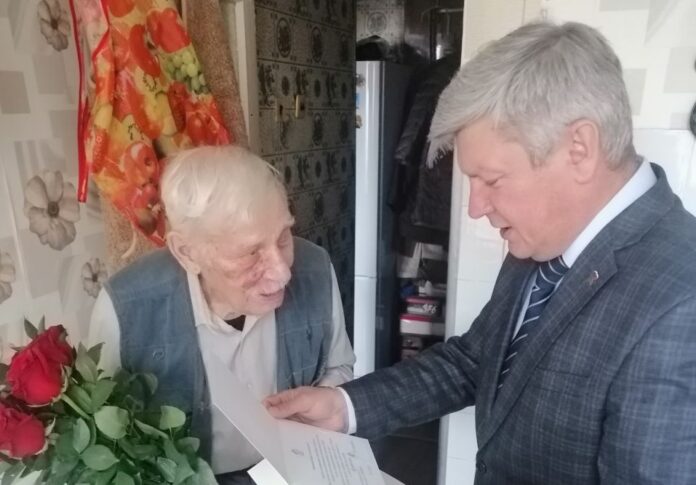 И.о. секретаря подольского отделения партии «Единая Россия» Евгений Патрушев поздравил участника ВОВ с днем...