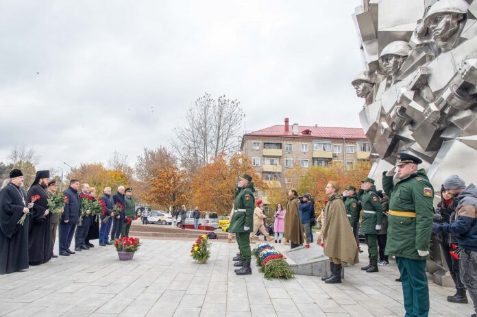 Цветы и венки к монументу Подольским курсантам возложили жители Большого Подольска