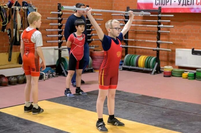 В Подольске прошел турнир по тяжелой атлетике памяти тренера Михаила Лазаревича Аптекаря