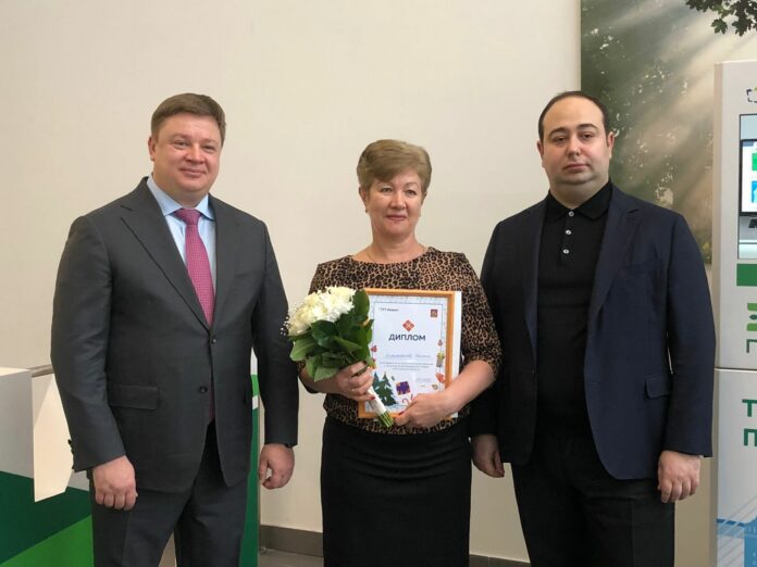 Сотрудницу подольской школы наградили за сбор тары через фандомат