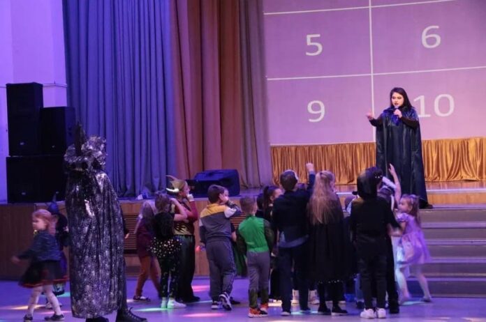 В микрорайоне Львовский состоялся «Костюмированный карнавал»