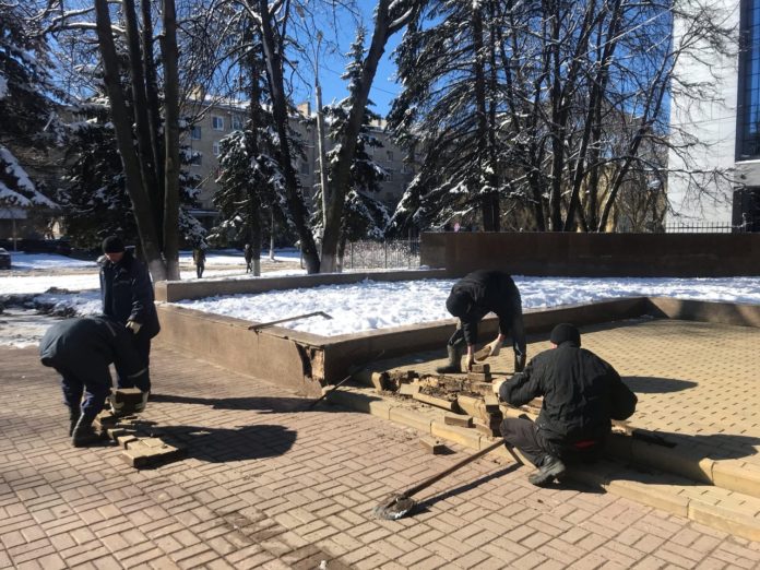 Подрядные организации приступили к ремонту памятников воинской славы в мкр. Климовск