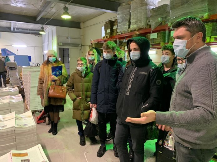 На Подольской фабрике офсетной печати прошла профориентационная экскурсия для школьников