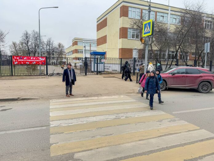 Подольские партийцы проверили расположение дорожной разметки около лицея №5