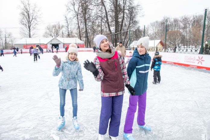 В минувшие выходные жители округа массово катались на 18 катках