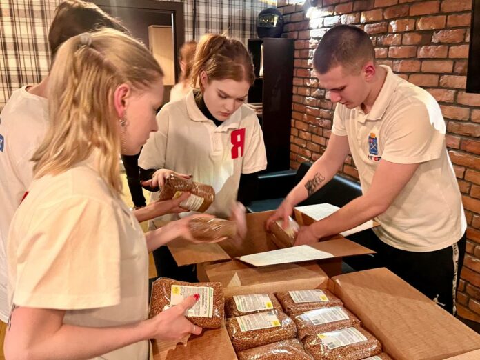 Подольские молодогвардейцы готовят партию гуманитарной помощи для отправки военнослужащим, находящихся в зоне проведения специальной...