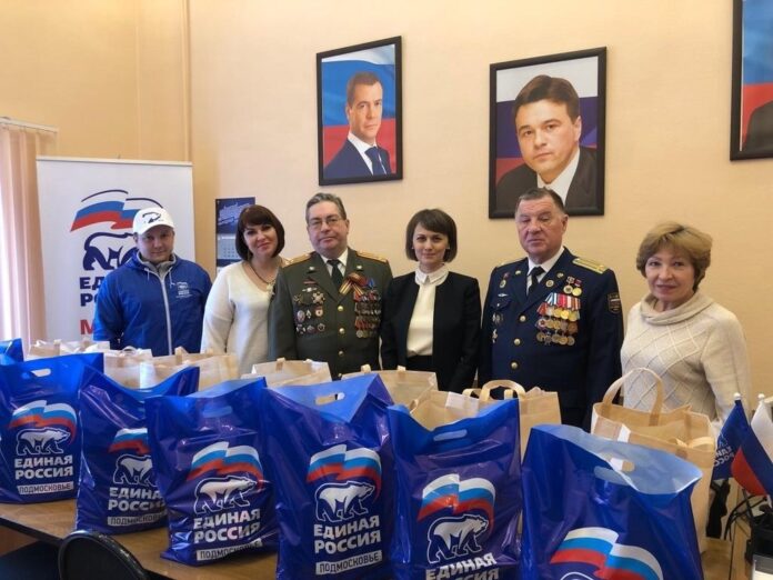 Депутат Московской областной Думы поздравил с наступающим праздником и передал продуктовые подарки ветеранам Вооруженных...