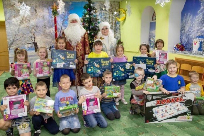 Мечты сбываются: новогодние желания детей исполнили партийцы